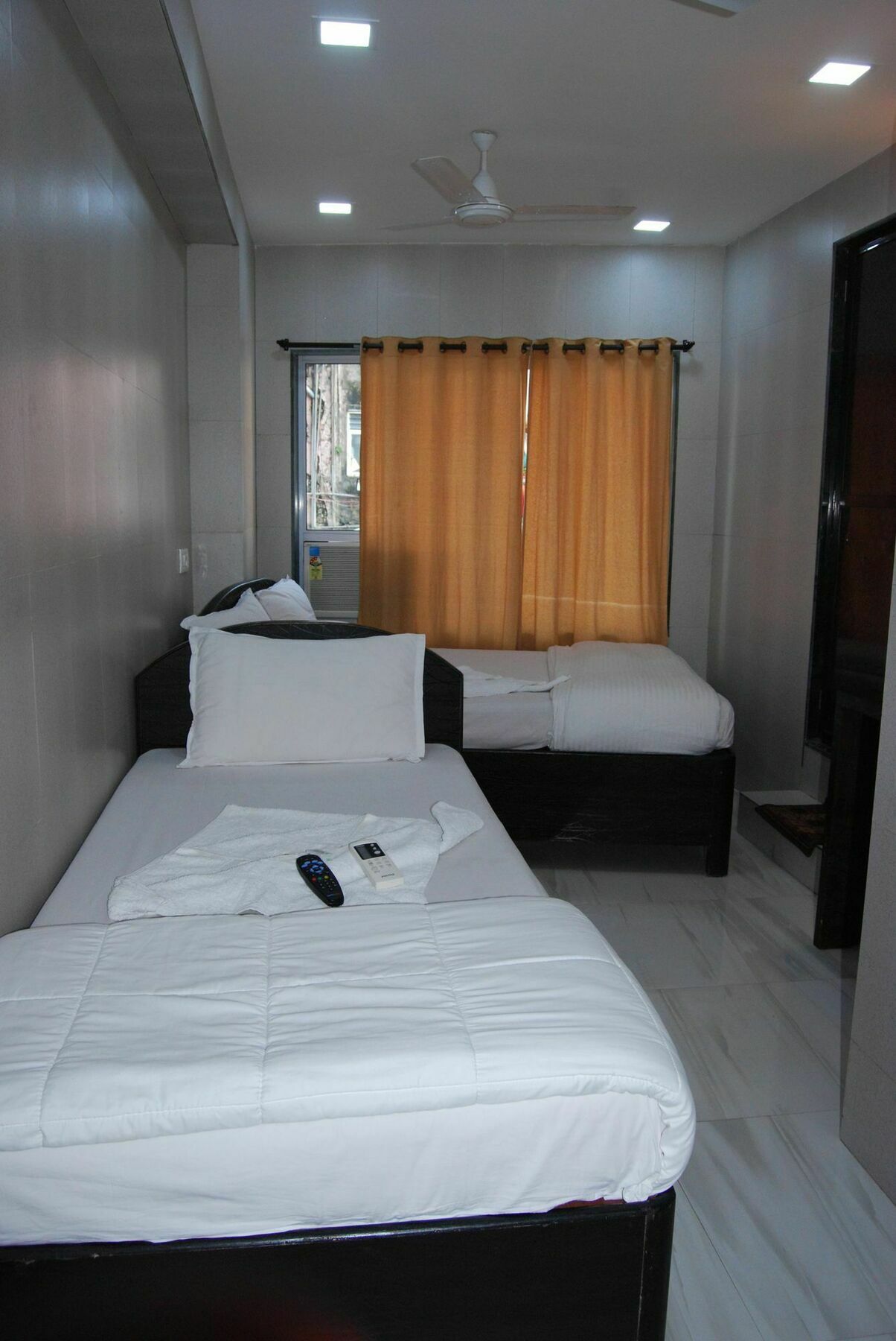 Hotel Holiday Inn Мумбаи Экстерьер фото